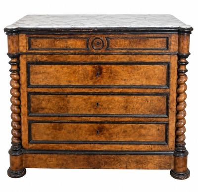 une ancienne commode en bois avec dessus en marbre