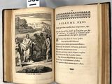 un livre ouvert avec la photo d'un homme et d'une femme