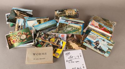une pile de cartes postales posée sur une table