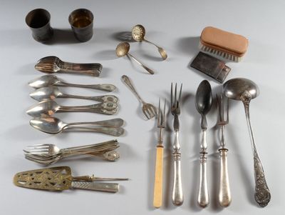 plusieurs types d'argenterie sur la table