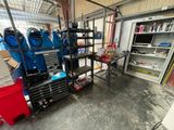 un garage rempli d'outils et de matériel