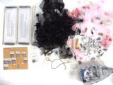 une table sur laquelle se trouvent plusieurs objets