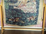 une image d'une tapisserie accrochée au mur