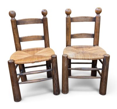 une paire de chaises en bois avec assise et dossier en corde, sur fond blanc