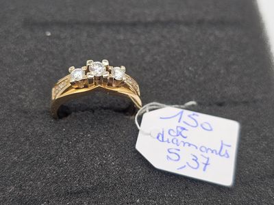 une photo d'une bague en diamant à laquelle est accrochée une étiquette de prix