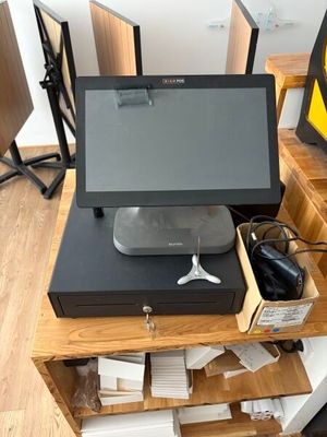 un ordinateur portable posé sur un bureau en bois