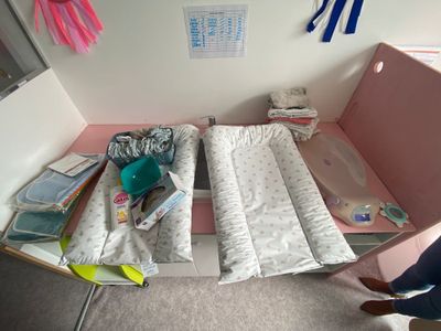 un lit sur lequel est posé un matelas, dans une chambre