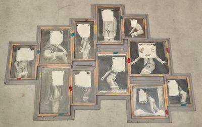 beaucoup de photos par terre dans une pièce