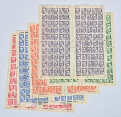une pile de timbres de différentes couleurs