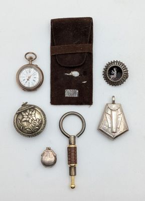 un grand nombre d'objets posés sur une table
