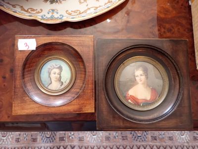 deux photos encadrées représentant une femme et un homme, posées sur une table