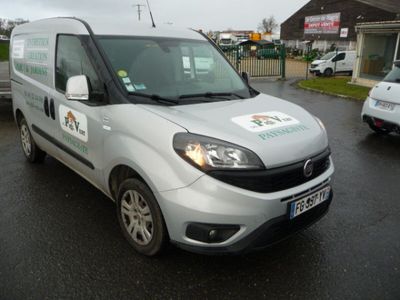 une camionnette argentée garée dans un parking