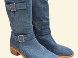 un gros plan sur une paire de bottes bleues sur fond blanc