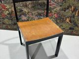 une image représentant une chaise en bois posée devant une tapisserie