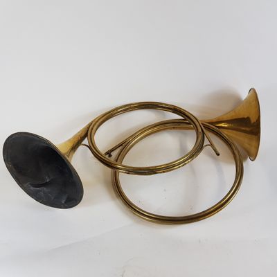 une vieille trompette en laiton avec un pavillon noir et une cloche noire