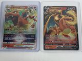 Deux cartes Pokémon sont posées côte à côte sur une table