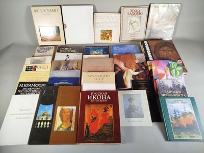 un grand nombre de livres posés sur une table