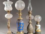 tout un tas de lampes anciennes posées sur une table