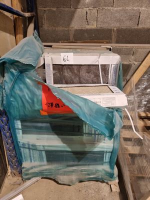 un micro-ondes posé sur une pile de cartons