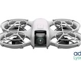 un gros plan d'un drone blanc équipé d'une caméra