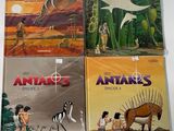 quatre livres de la série « Antaes » posés sur une surface blanche