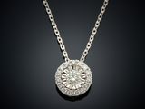 un pendentif en or blanc et diamants sur une chaîne
