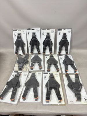 un grand nombre de figurines en plastique noires et blanches de toutes sortes exposées