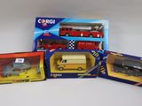 trois jouets emballés représentant des camions de pompiers et une voiture dans une boîte