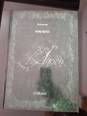 quelqu'un tient un livre sur lequel figure l'image d'un sapin de Noël