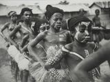 photographie en noir et blanc d'un groupe de personnes aux visages peints