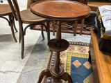 plusieurs chaises et une table dans une pièce dont le sol est recouvert d'un tapis