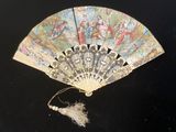 un ventilateur orné d'une peinture sur un fond noir