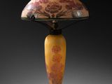 l'image d'une lampe posée sur une table