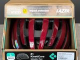 une boîte posée par terre, contenant un casque