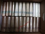 beaucoup de livres dans une boîte posée sur le sol
