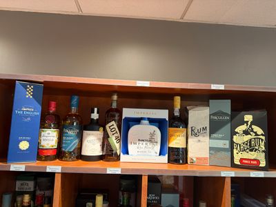 de nombreuses bouteilles d'alcool sur les étagères du magasin