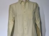 chemise posée sur un mannequin, sur fond blanc