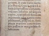 un vieux livre écrit posé sur une table