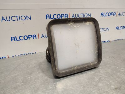 un gros plan sur une lampe posée sur une table, avec une pancarte en arrière-plan