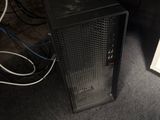 une tour d'ordinateur sur laquelle sont posés un clavier et une souris