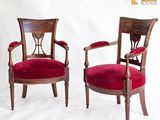 paire de chaises anciennes dont les assises sont recouvertes de velours rouge