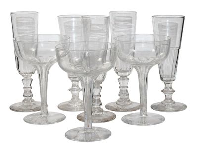 six verres à vin transparents posés les uns à côté des autres sur une surface blanche