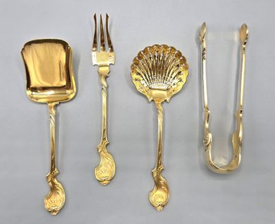 cinq types différents de couverts sur la table