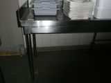 une table en métal sur laquelle sont posées plusieurs assiettes
