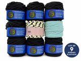 un lot de pelotes de laine noires, bleues et blanches