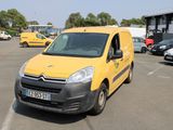 une camionnette jaune garée dans un parking