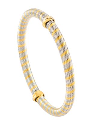un gros plan d'un bracelet jaune et blanc sur fond blanc