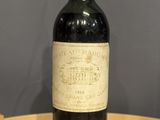 une bouteille de vin posée sur une table