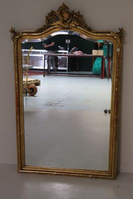 un miroir posé sur le sol d'une pièce