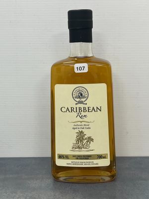 une bouteille de rhum posée sur une table